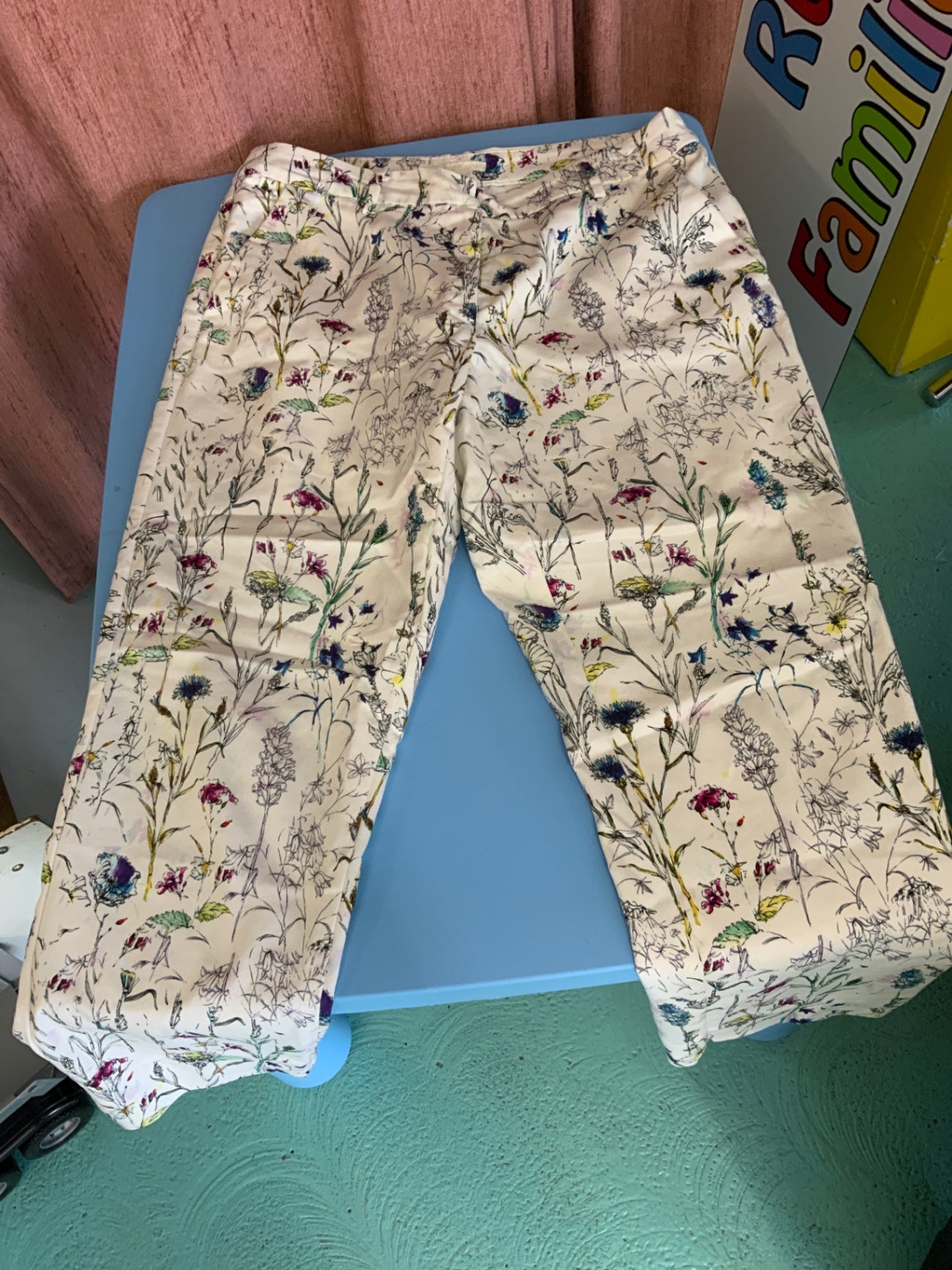 Hose 42 Beige mit buntem Blumenmuster