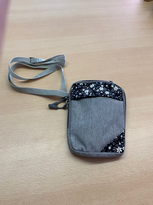 Umhängetasche Grau und Schwarz mit Blumenmuster