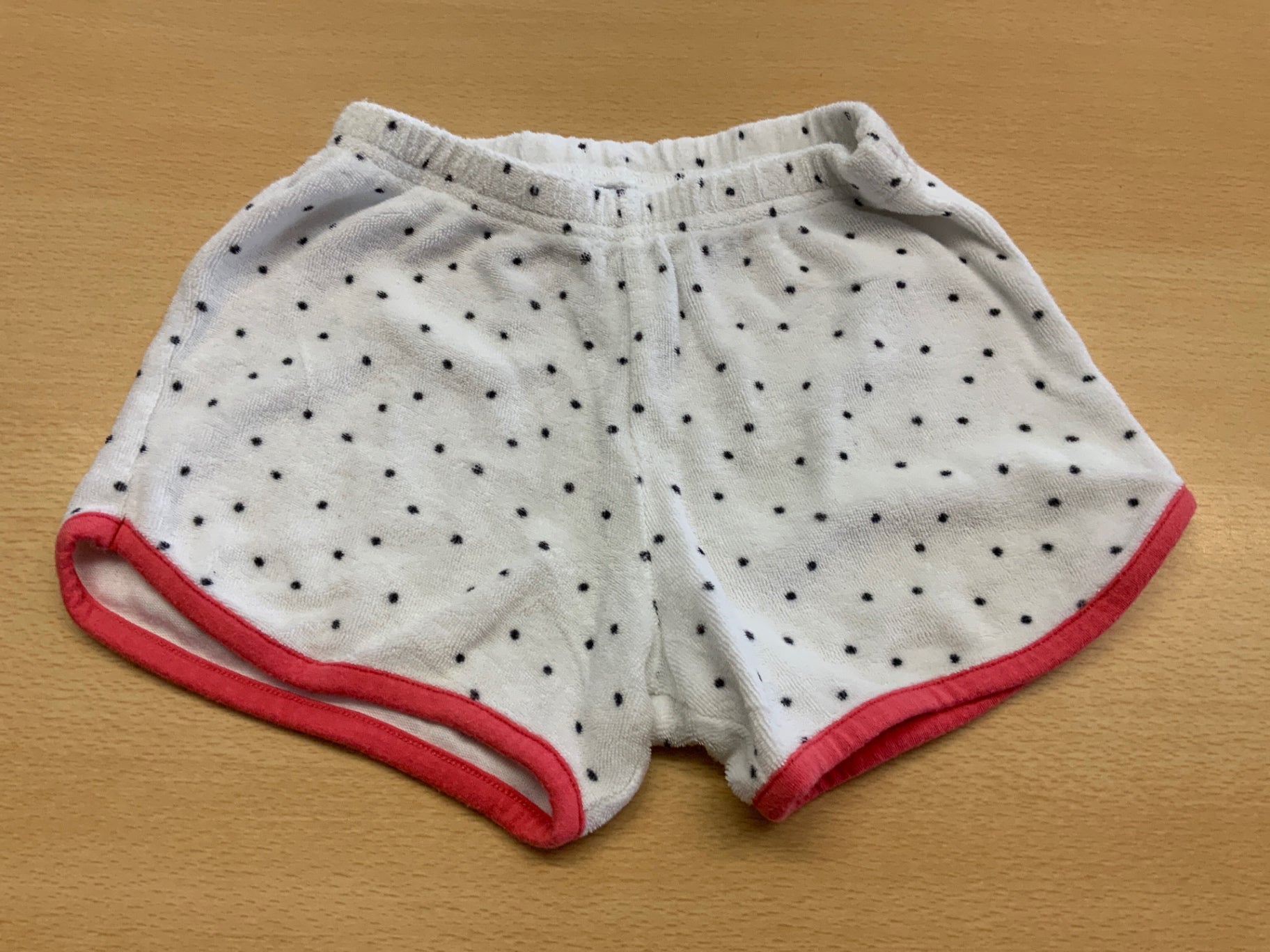 Kurze Hose 104 Weiß mit schwarzen Punkten, rotem Rand