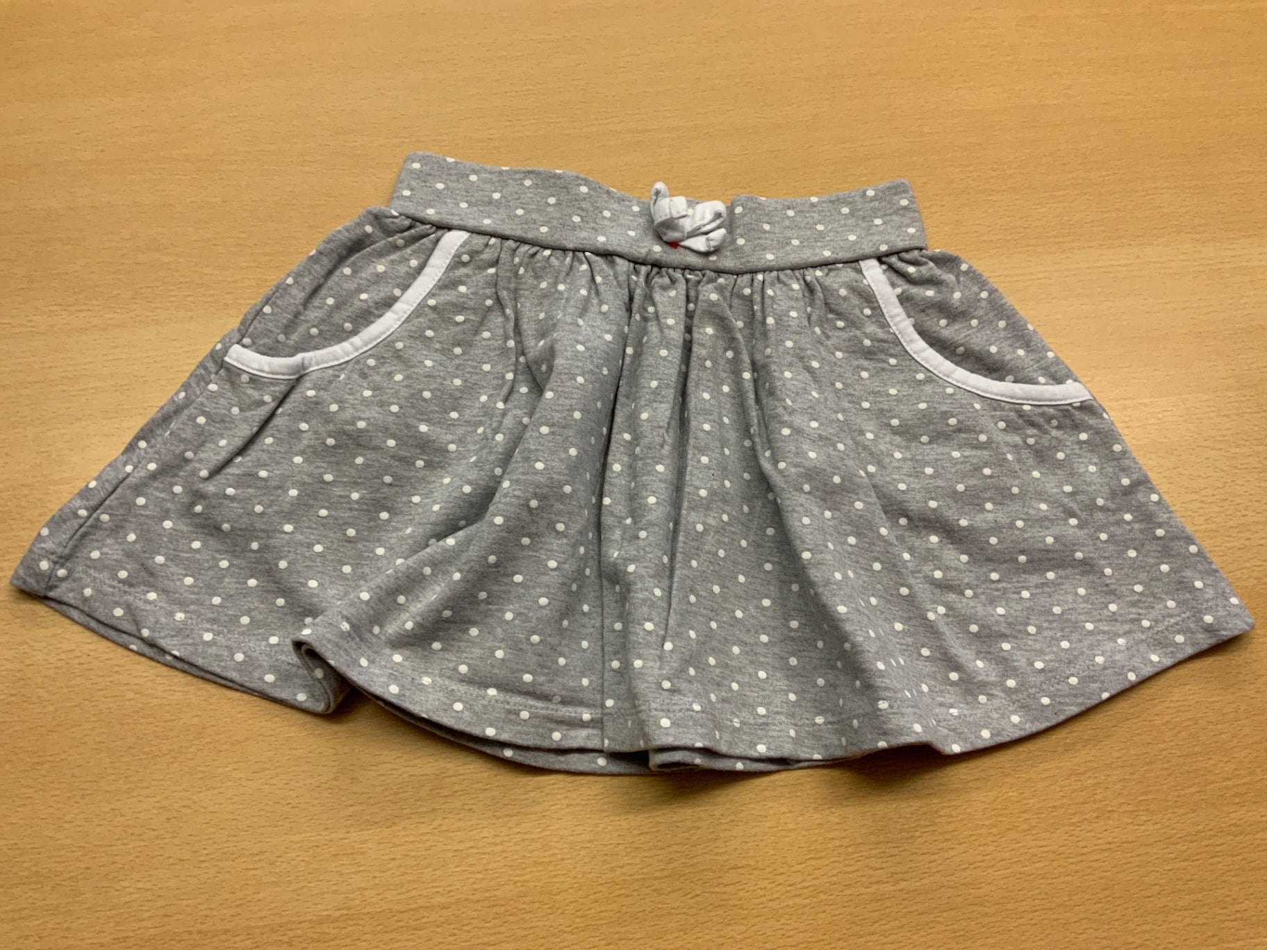 Rock 116 Grau mit weißen Punkten