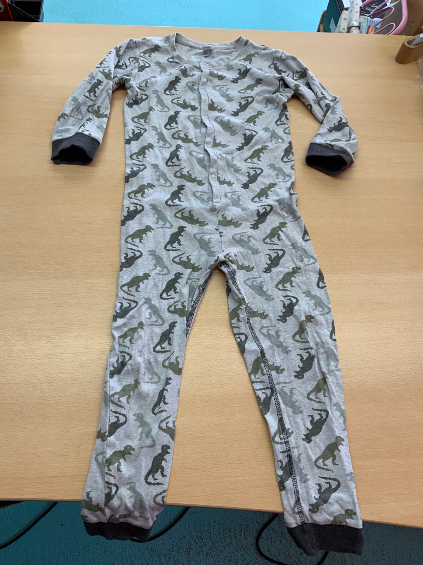 Schlafanzug 122/128 Grau mit Drachendesign in Schwarz, Dunkelgrau und Oliv