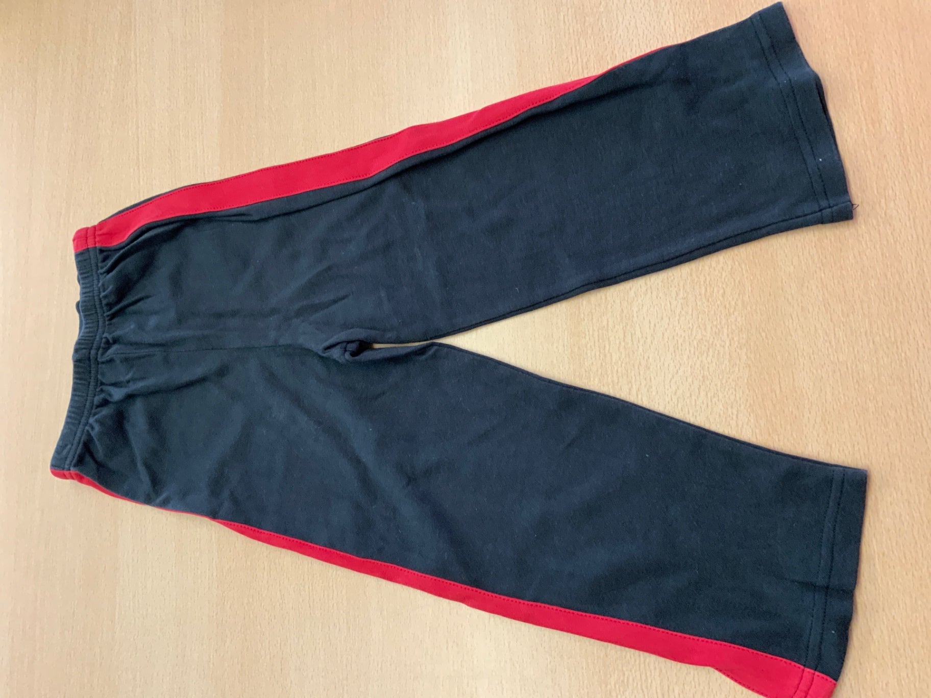 Jogginghose 92/98 Schwarz mit rotem Streifen