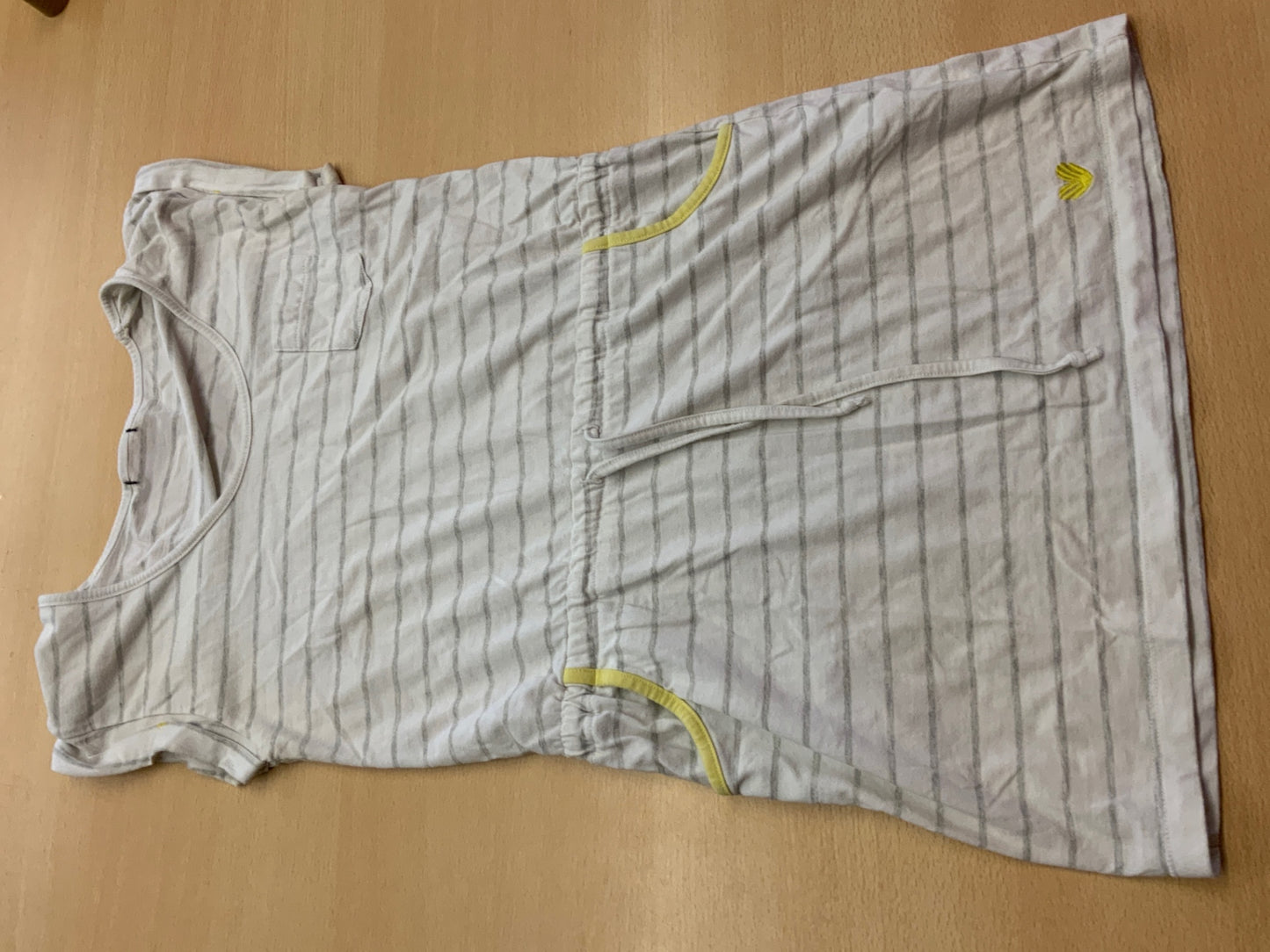 Kleid 146/152 Weiß mit grauen Streifen und gelben Akzenten