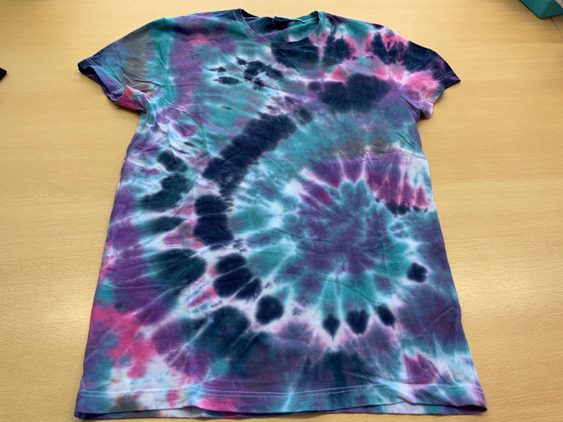 T-Shirt S Bunte Farbmischung aus Blau, Pink, Lila und Schwarz