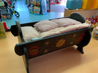 Puppenbett Schwarz mit bunten Blumenmustern