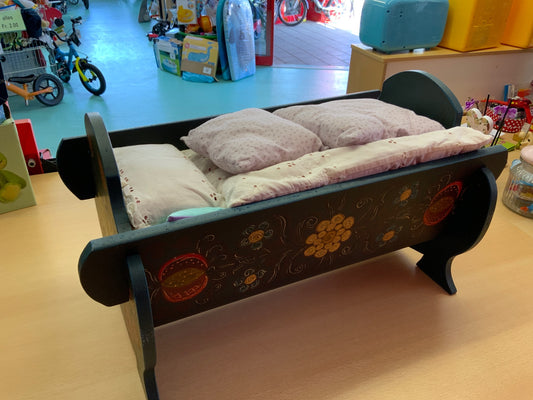 Puppenbett Schwarz mit bunten Blumenmustern