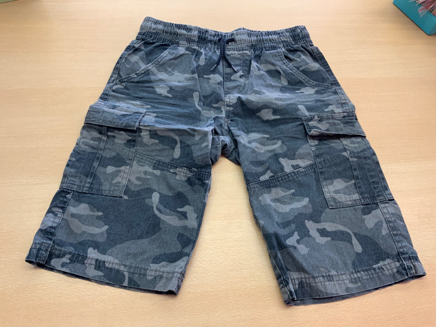 Shorts 164 Grau mit Camouflage-Muster