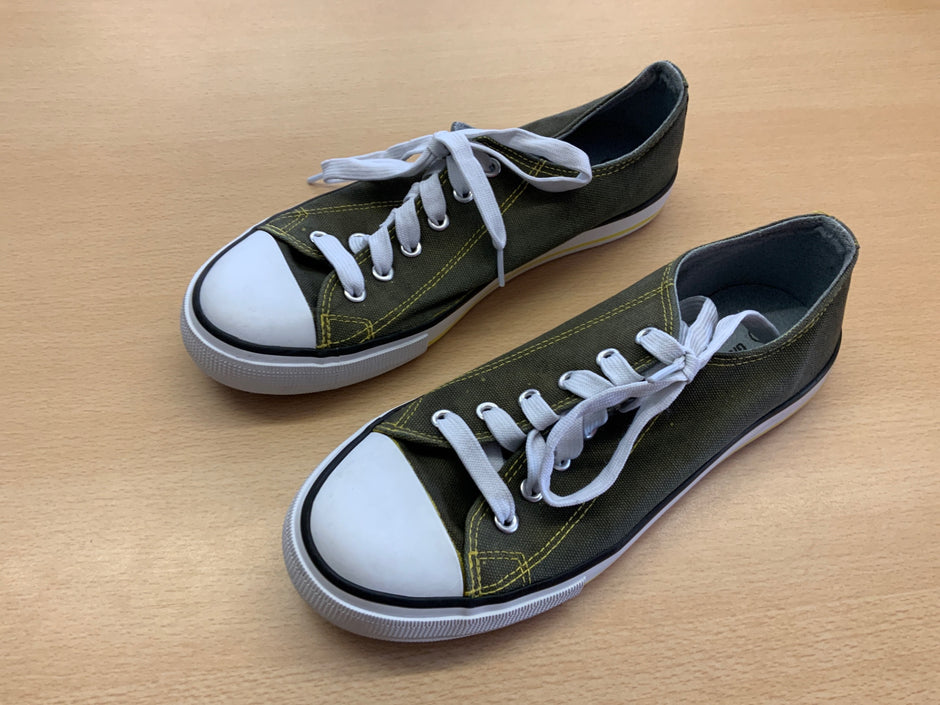 Sneaker 39 Dunkelgrün mit weißen Akzenten