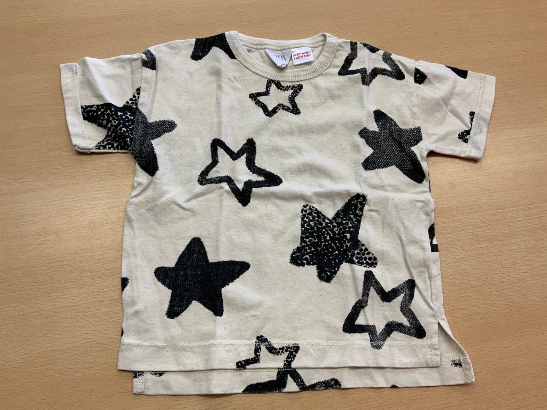 T-Shirt 80/86 Beige mit schwarzen Sternen