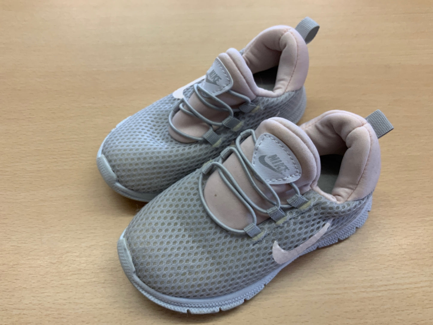 Nike Sneaker 28 Grau