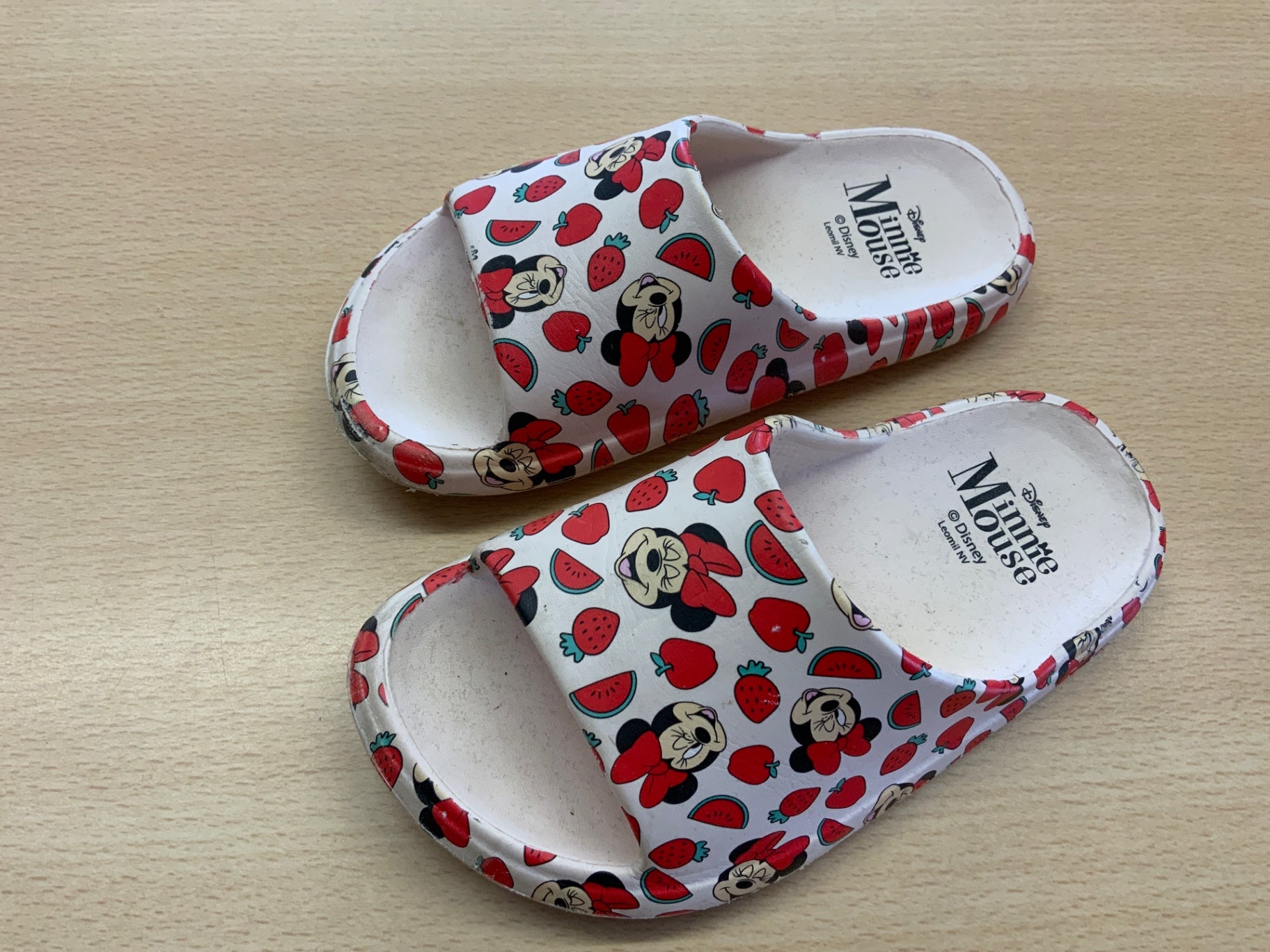 Disney Badeschuhe 28 Weiß mit rotem, schwarzem und buntem Motiv