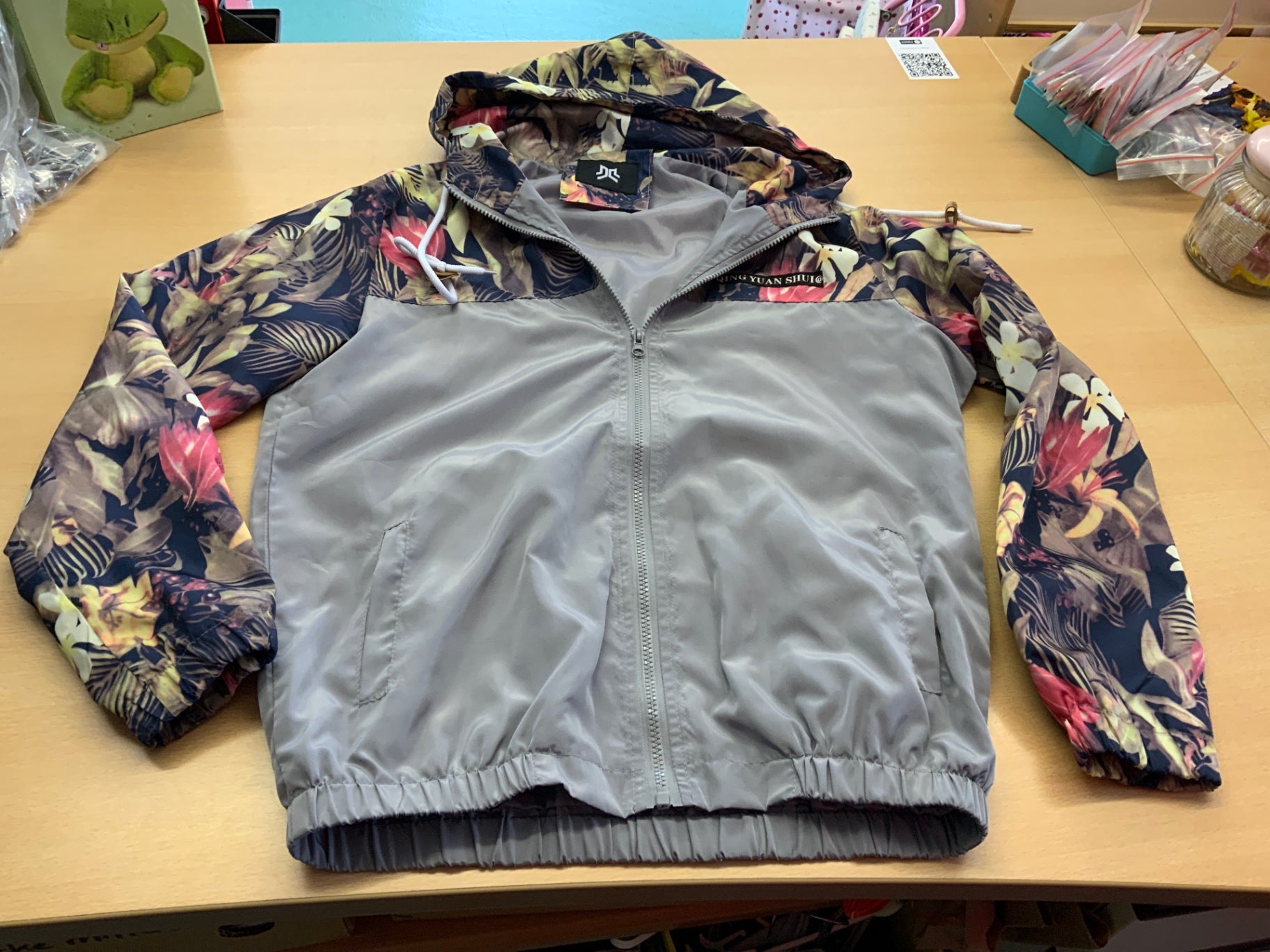Windjacke M Grau und mehrfarbig mit Blumenmuster