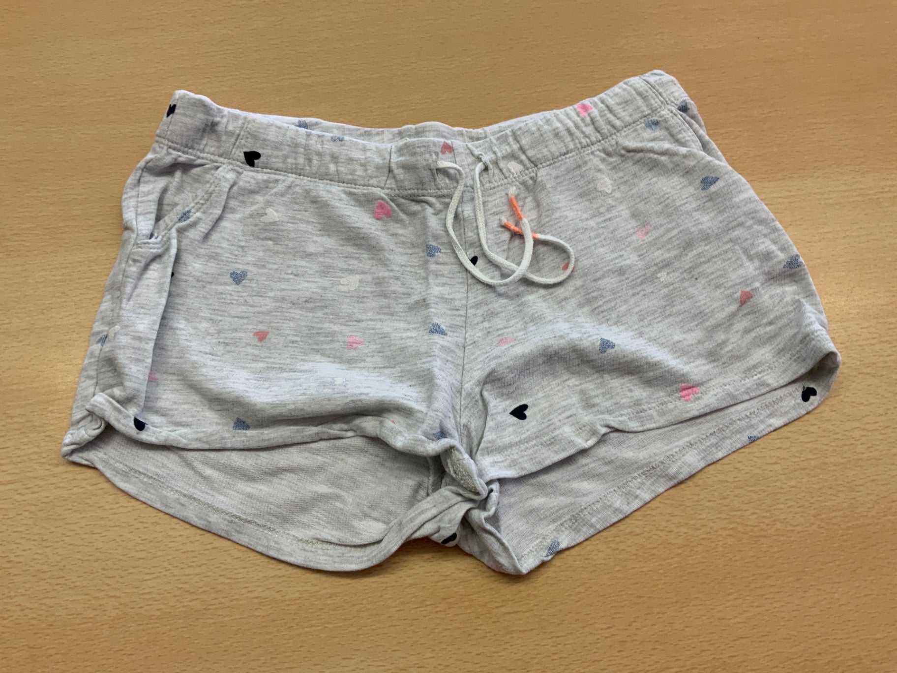 Shorts 134 Grau mit bunten Herzen