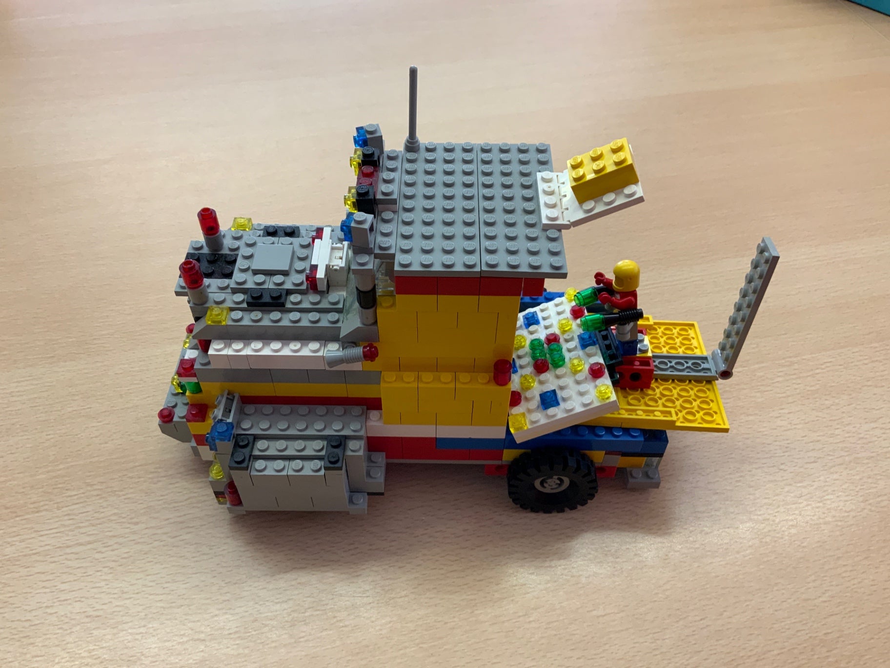 LEGO Spielzeugauto Mehrfarbig (hauptsächlich Grau, Gelb, Rot, Blau, Grün)