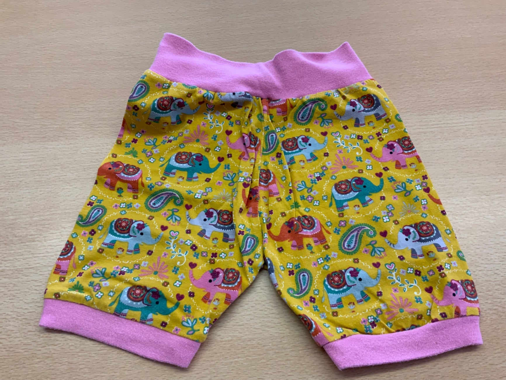 Shorts 86/92 Gelb, Rosa, Bunte Elefantenmuster