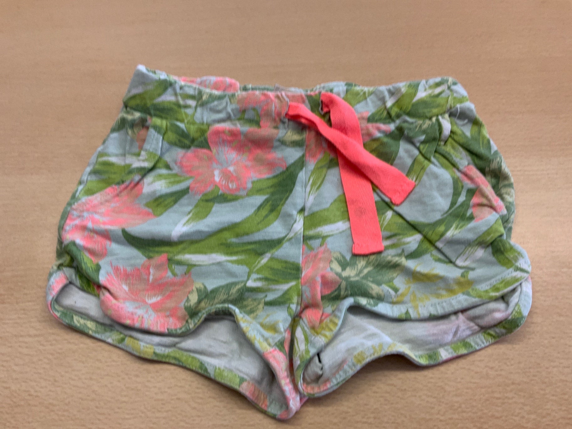 Shorts 122 Blassblau mit pinken Blumen und grünem Blattmuster