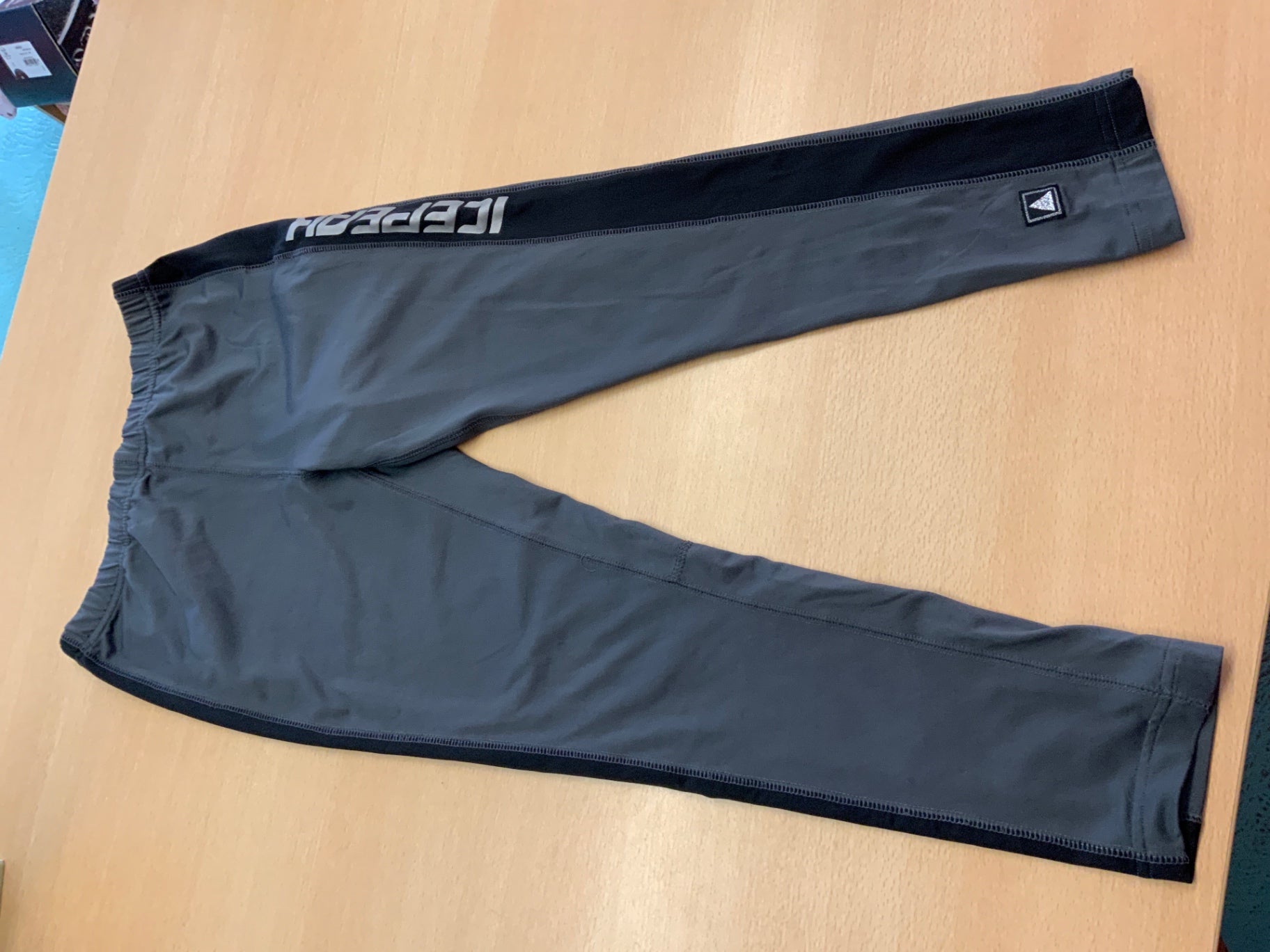 Sporthose 128 Grau und Schwarz