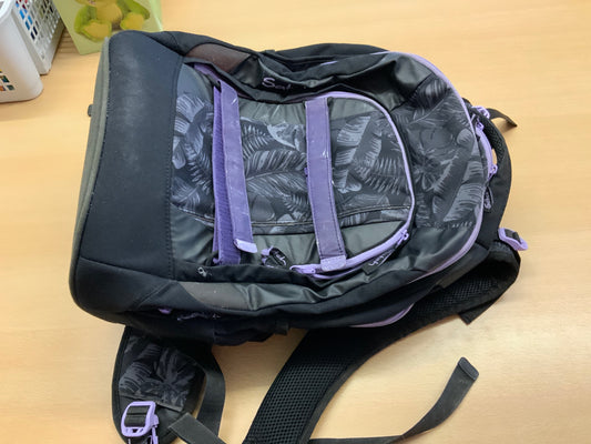 Rucksack Schwarz mit lila Akzenten