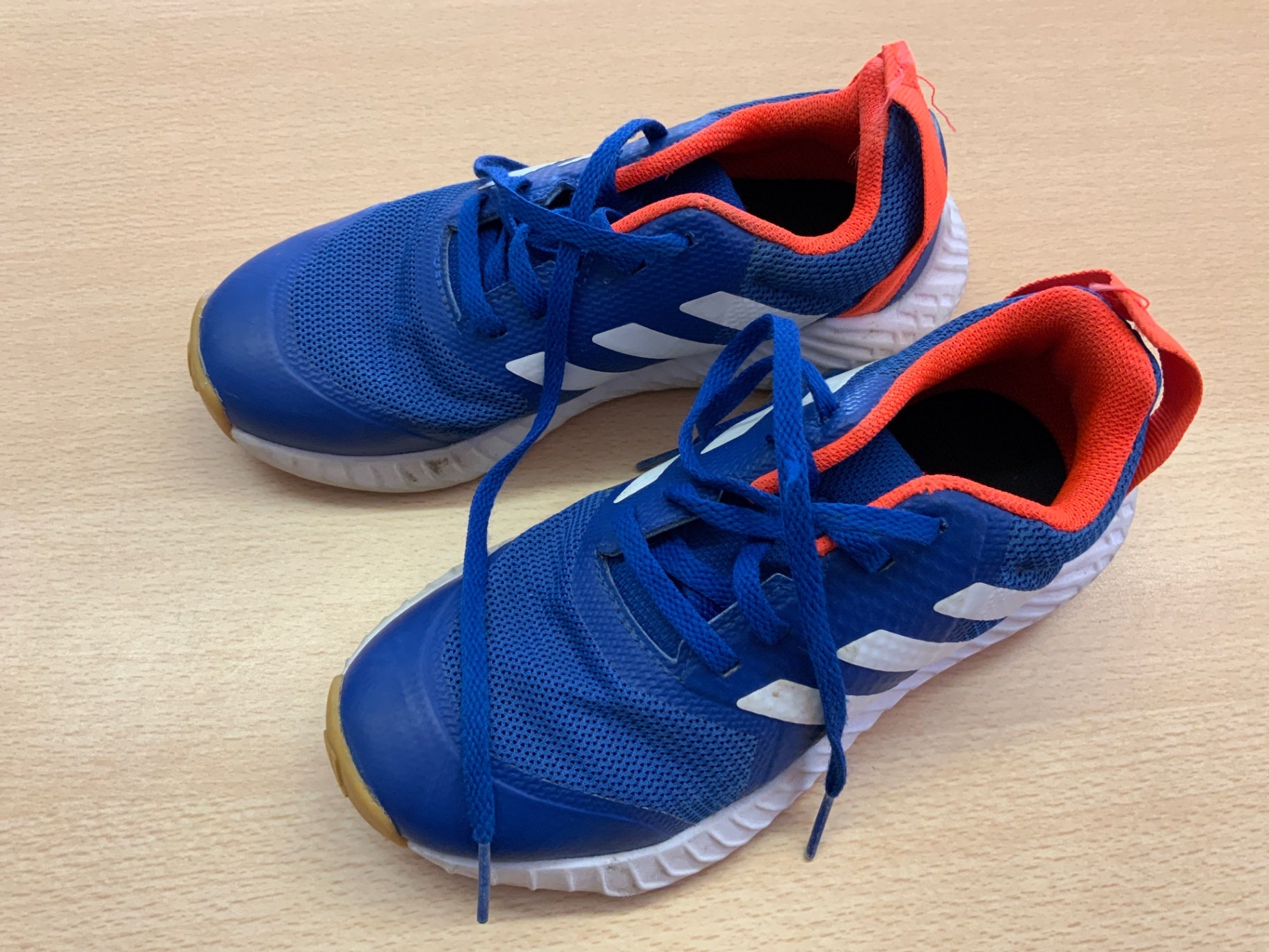 Adidas Sneaker 32 Blau mit roten Details