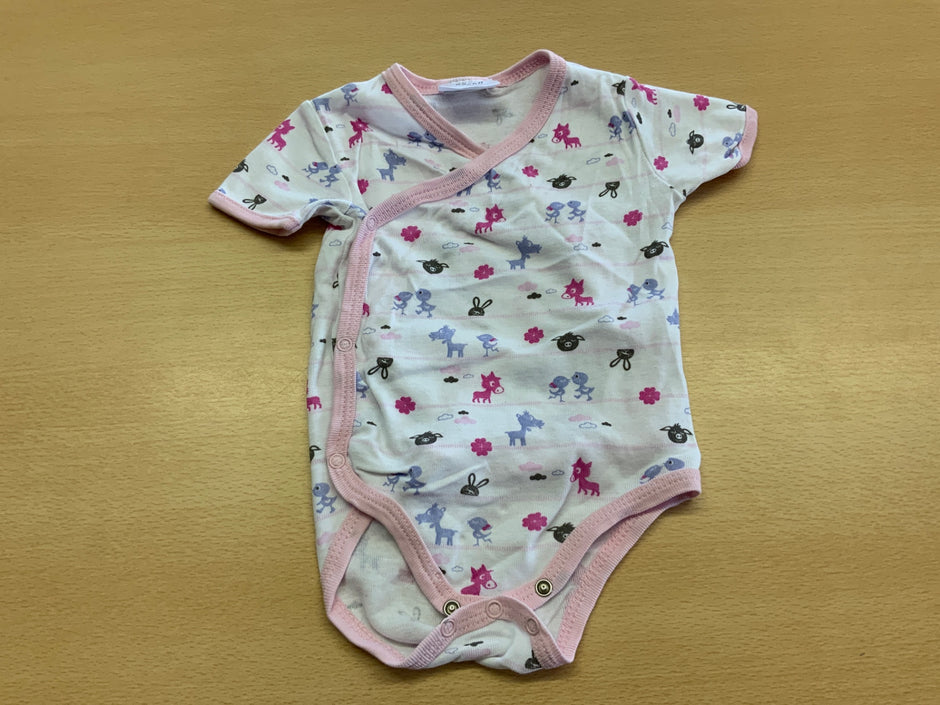  Body 62/68 Weiß mit bunten Mustern in Pink, Blau, Schwarz und Lila