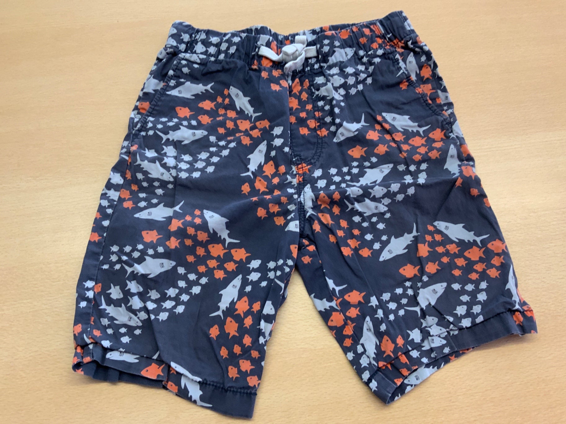 Badeshorts 128 Blau mit rotem und weißem Meereslebewesen-Muster