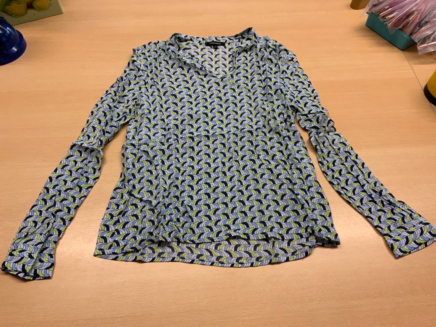  Bluse 34 Bunt mit einem Muster in Blau, Grün und Weiß