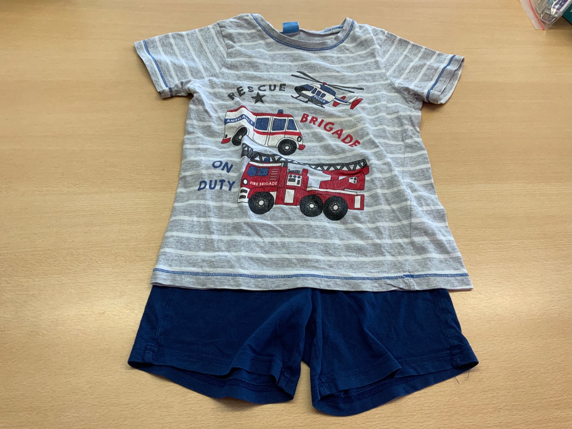 2-Teiler 122/128 Grau mit blauen Akzenten