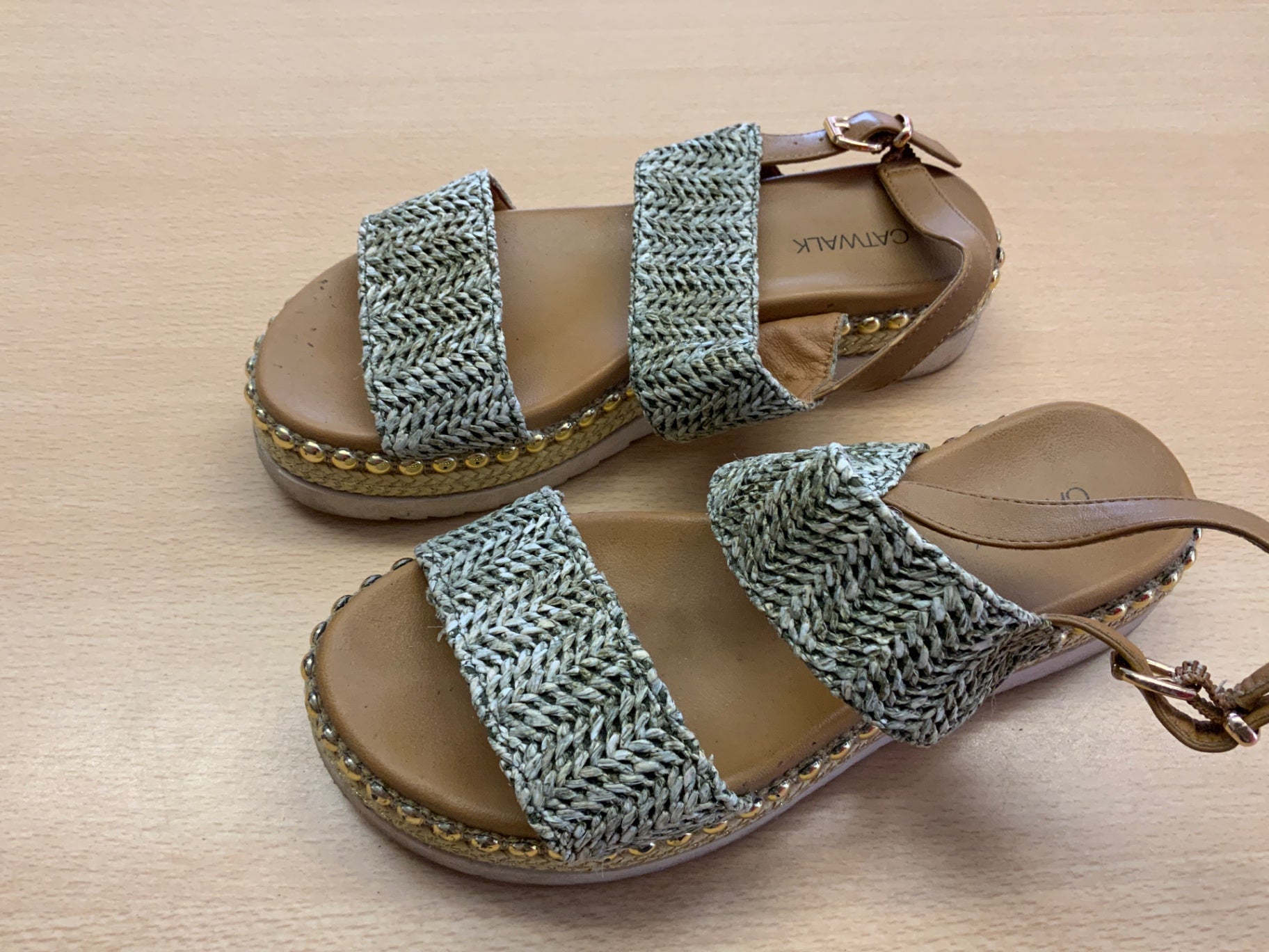 Sandalen Beige und Grau