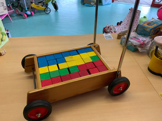 Wägeli mit Bauklötzen Mehrfarbig