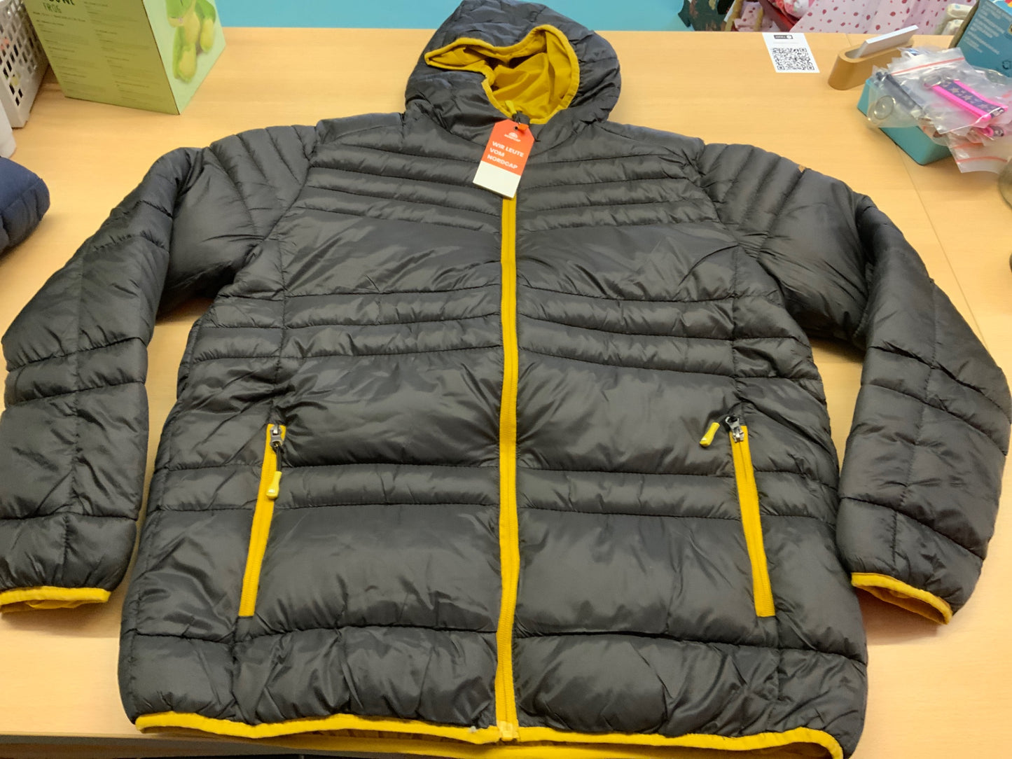 Winterjacke Schwarz und Gelb