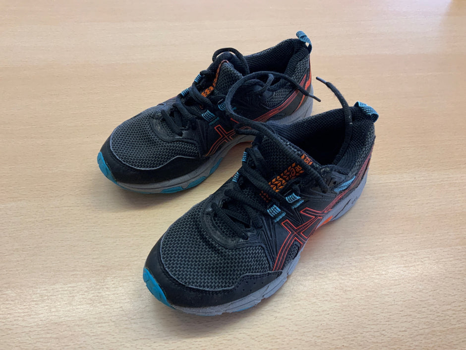 Sneaker 35 Schwarz mit Orange und Blau Akzenten