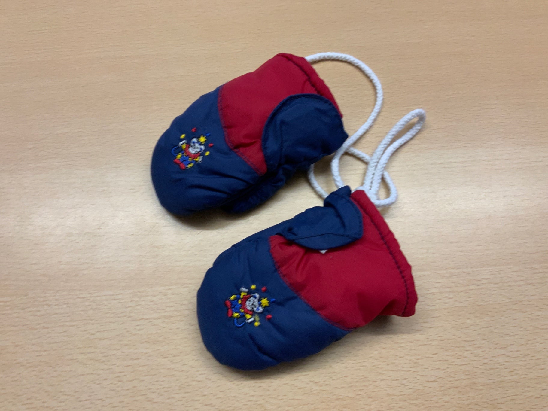  Handschuhe Rot und Blau