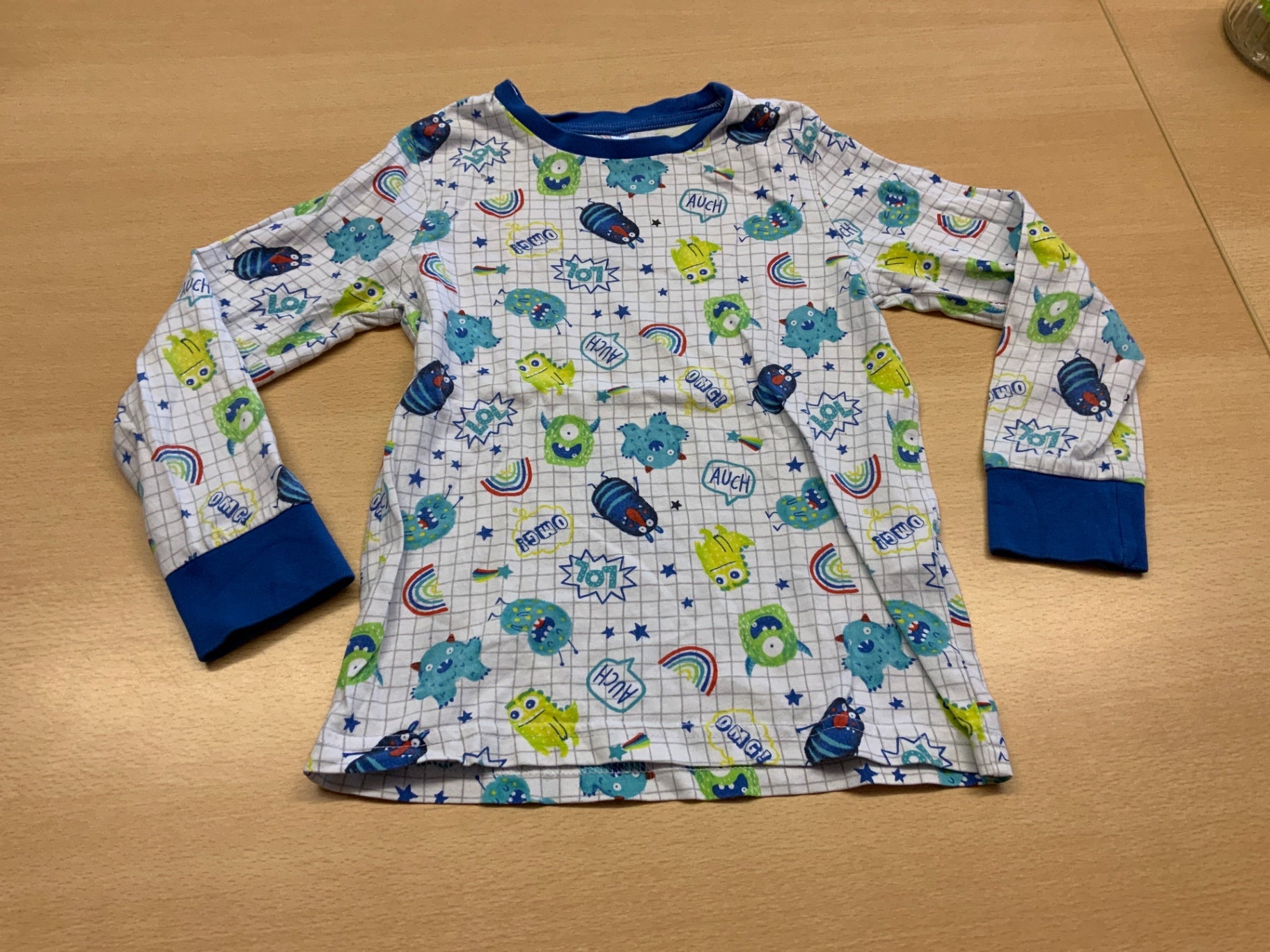 Pyjama-Oberteil 116 Weiß mit bunten Mustern in Blau, Grün, Gelb, Rot