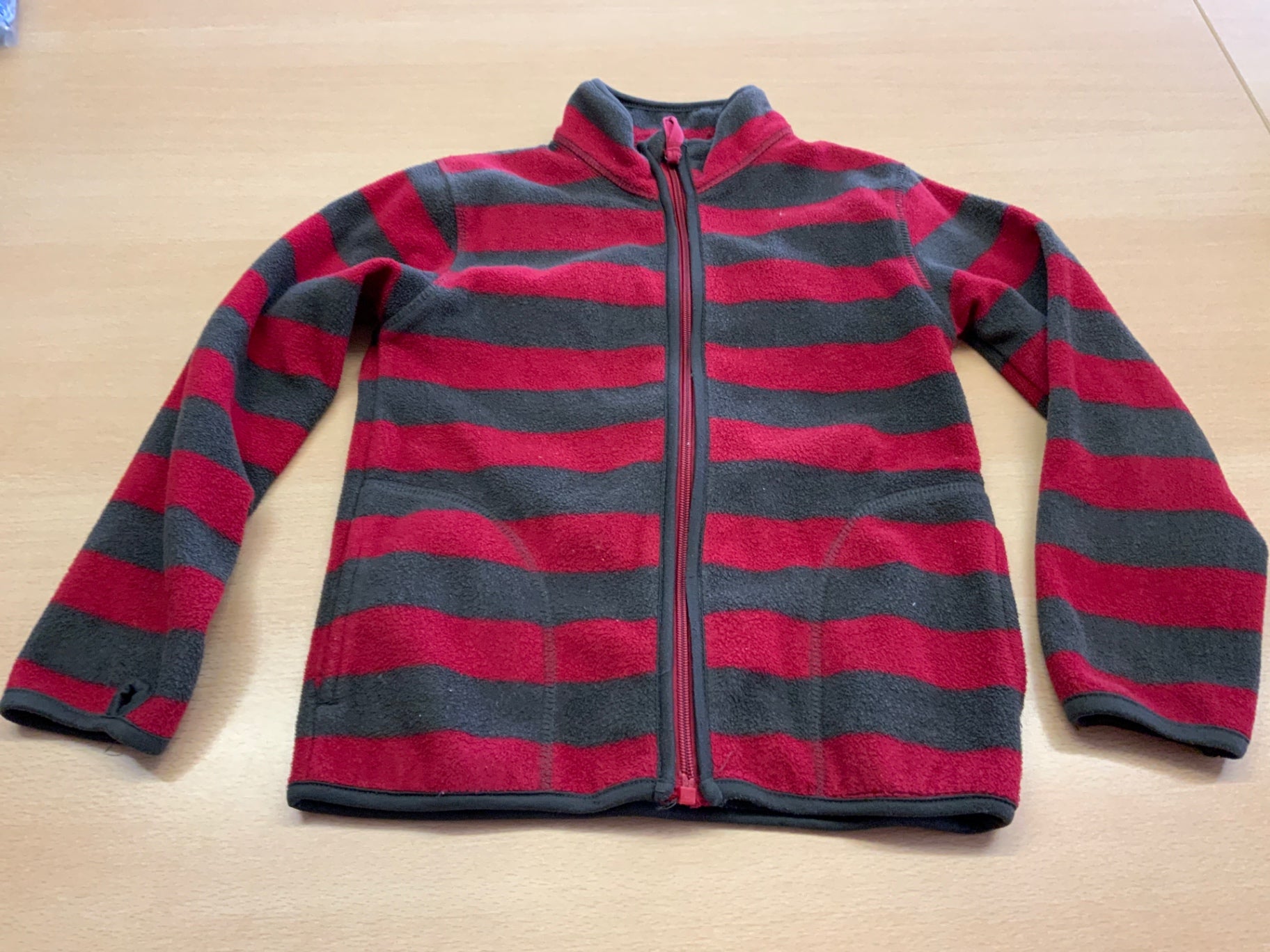 Jacke 116 Rot und Grau gestreift