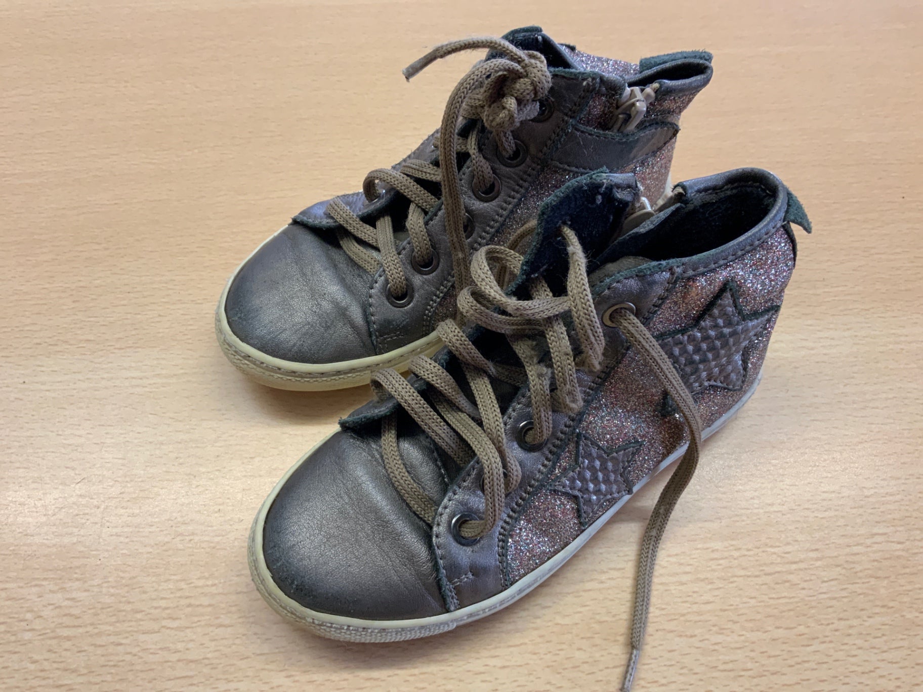 Sneaker Verschiedene Grautöne mit Glitzereffekt
