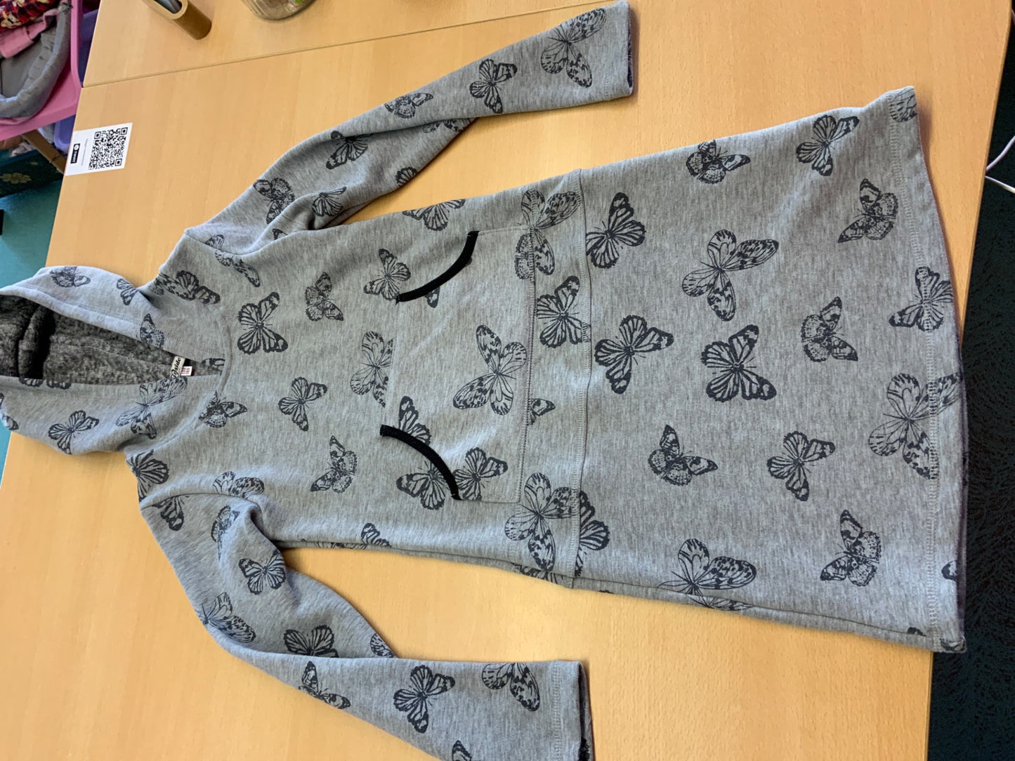  Kleid 134/140 Grau mit Schmetterlingsmustern