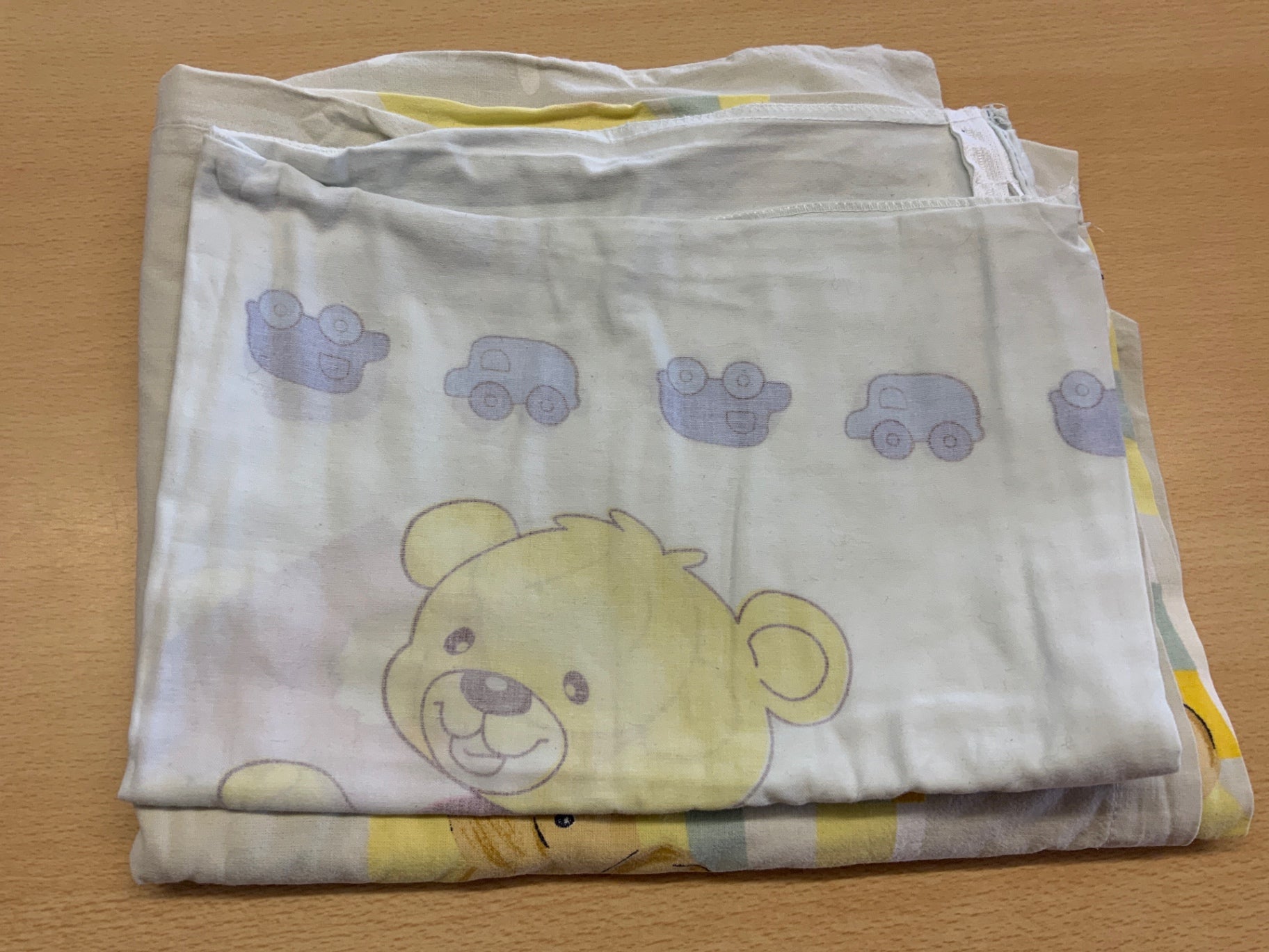 Kinderbettwäsche Weiß mit gelben und blauen Akzenten