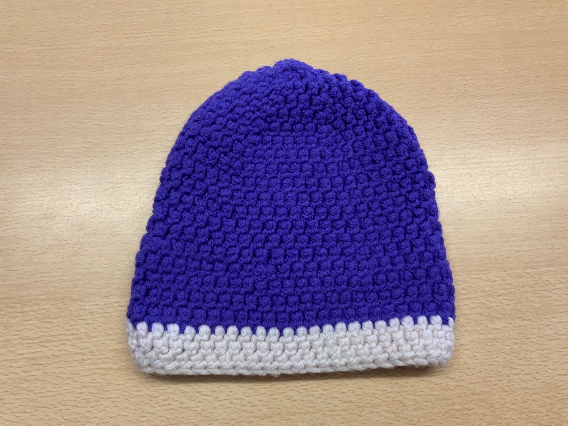 Mütze Lila und Weiß
