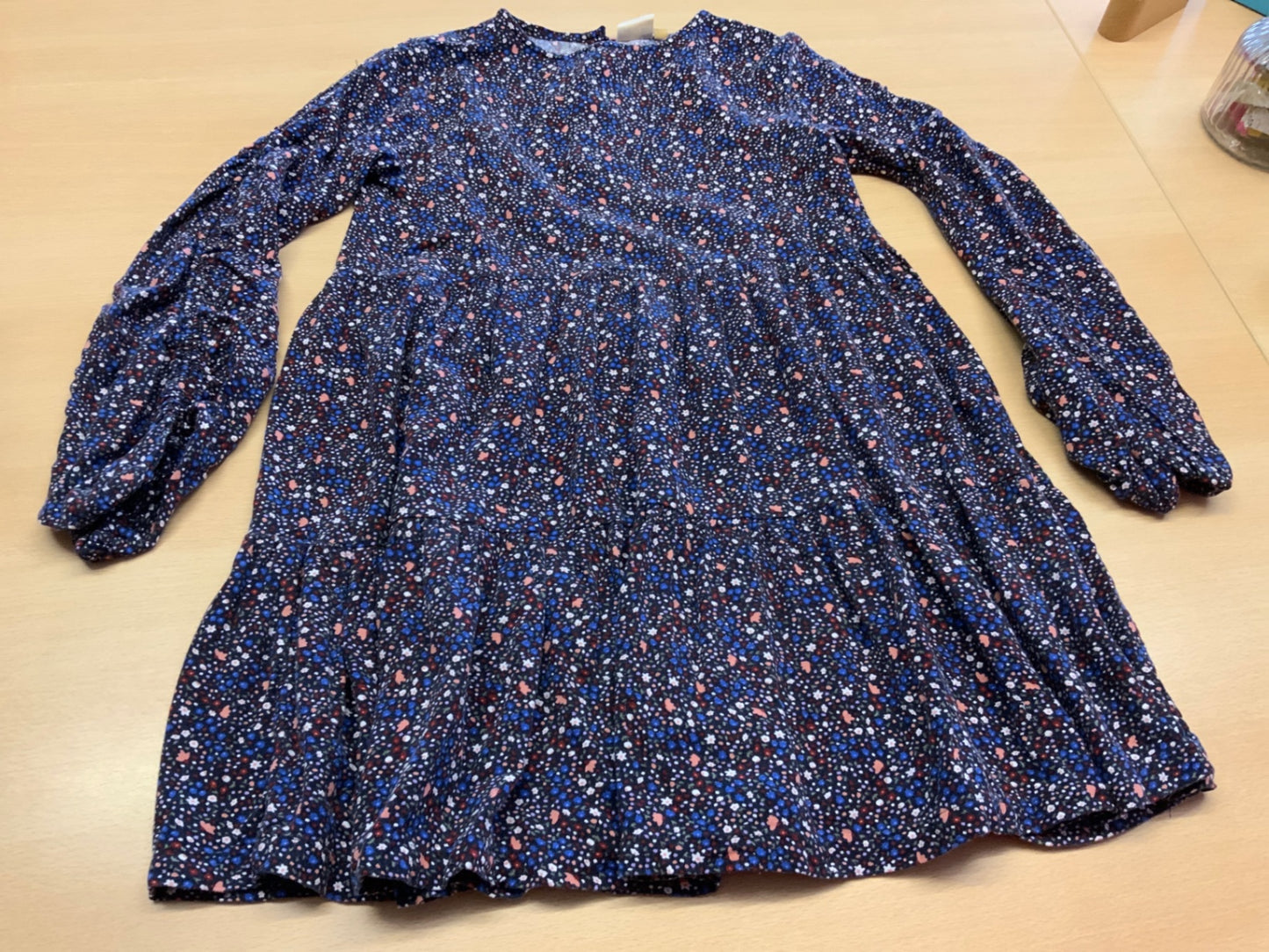 Kleid 134 Dunkelblau mit buntem Muster