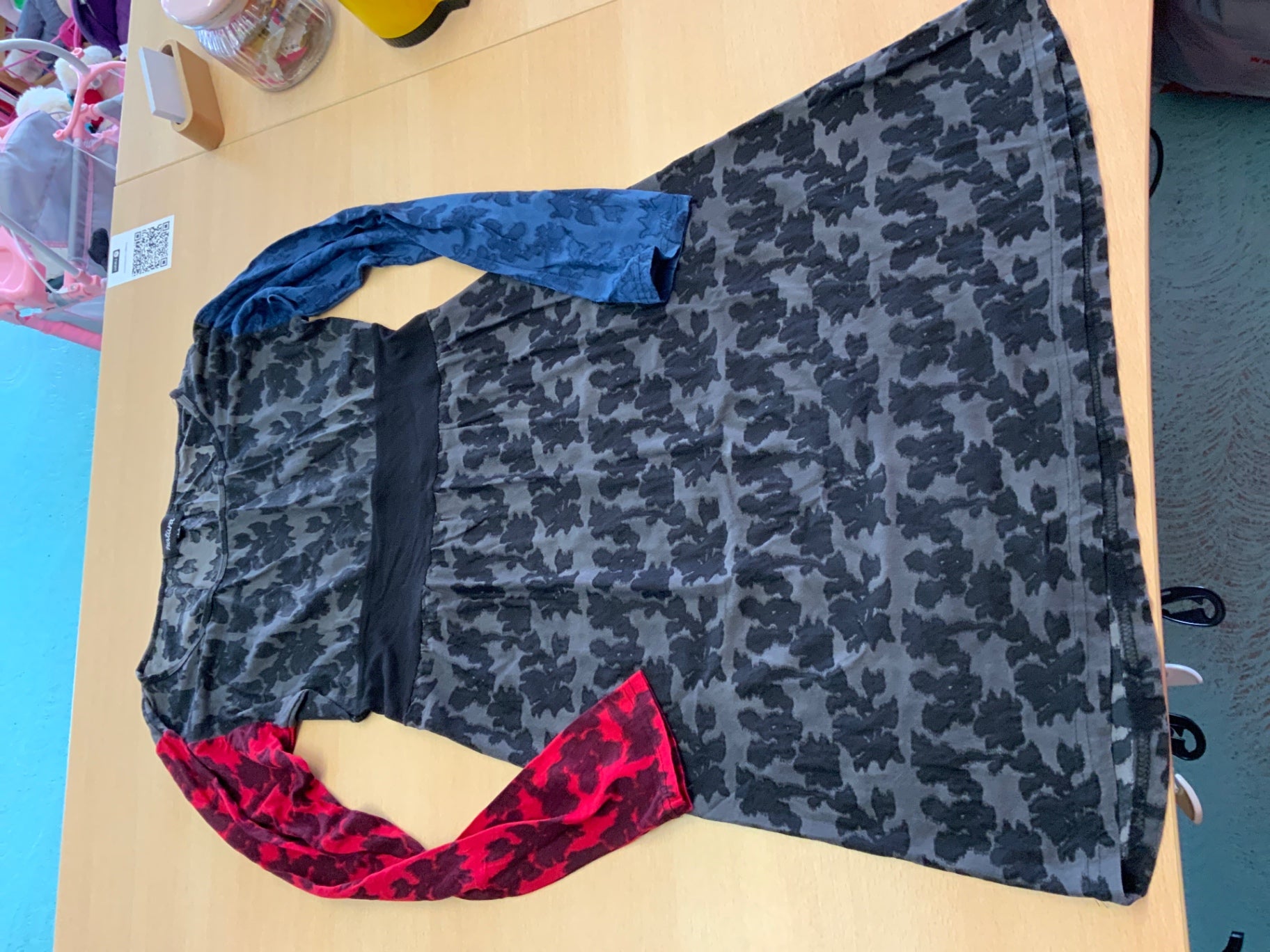 natura Kleid M Schwarz mit camo-Muster in Rot, Blau und Schwarz