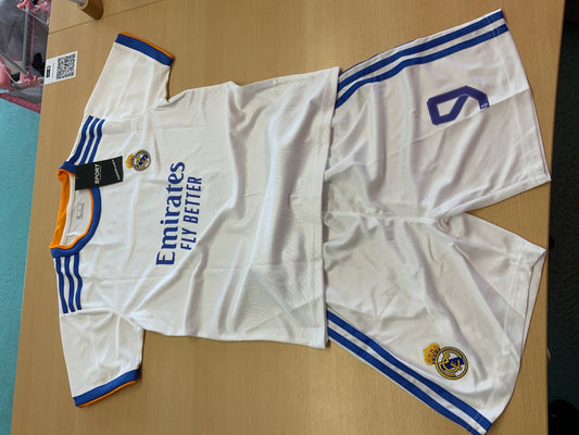 Real Madrid Sport-Set 146/152 Weiß mit Blau und Orange Akzenten