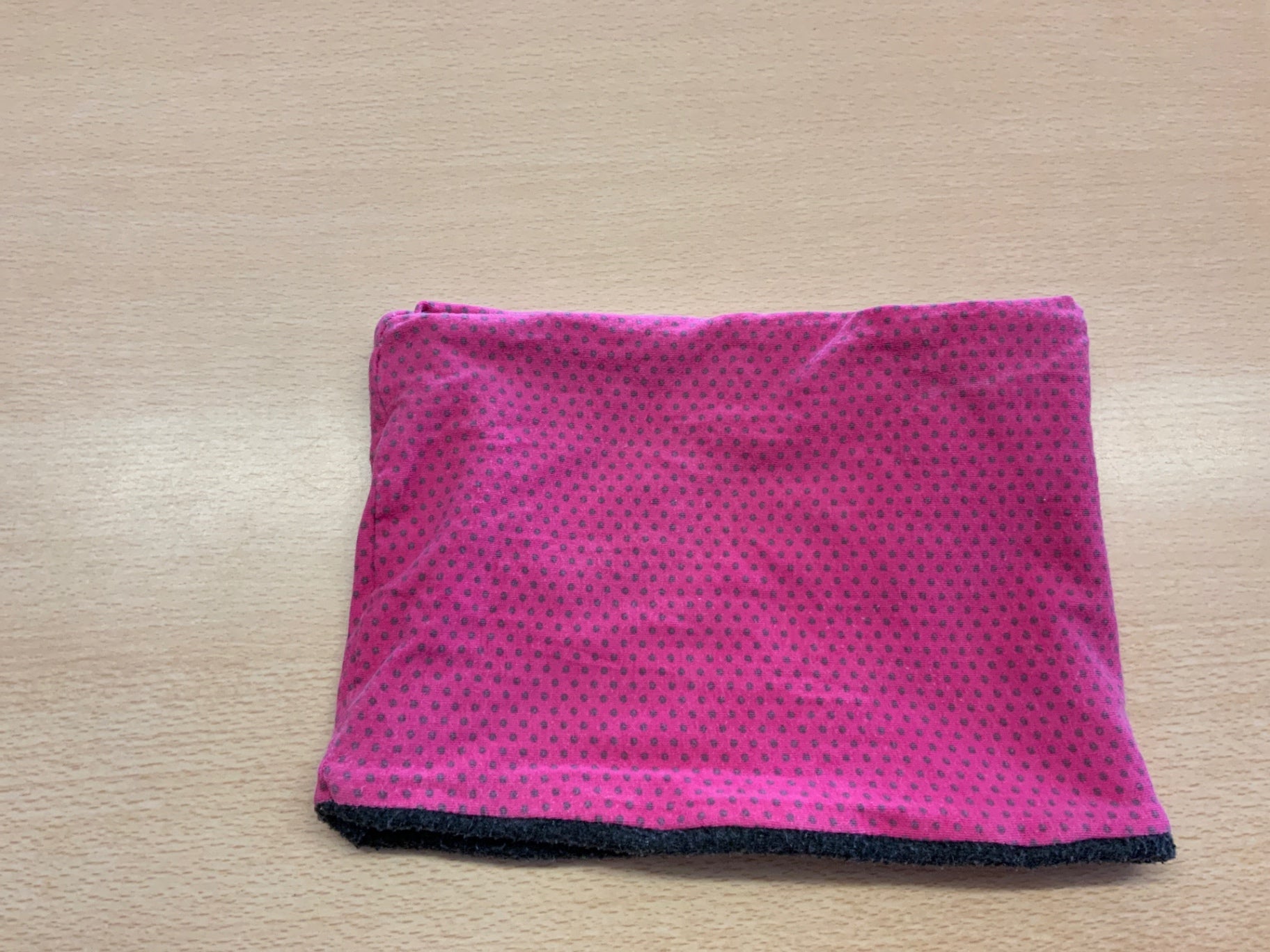 Schal Pink mit kleinen dunkelblauen Punkten