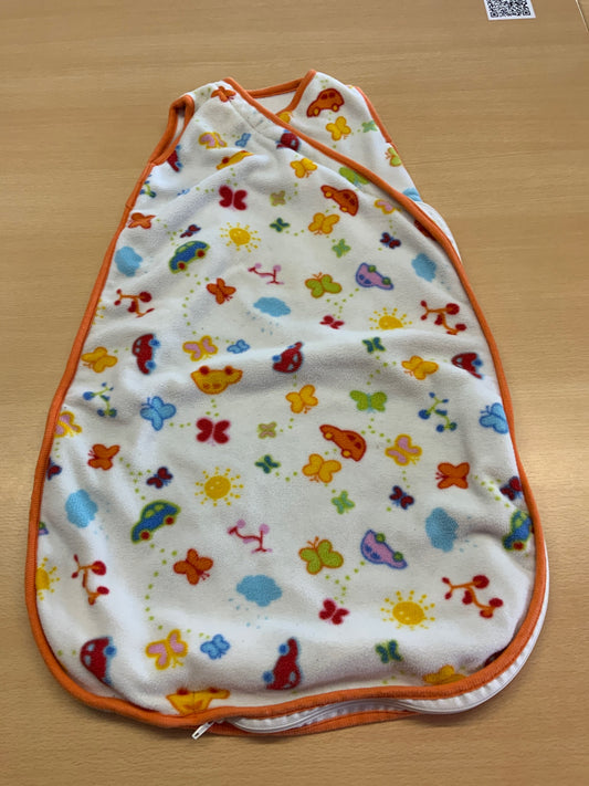 Babyschlafsack Weiß mit buntem Kinderauto, Schmetterling, Wolken und Sonne Muster