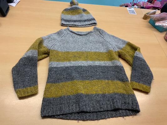 Pullover + Mütze 140 Grau und Senfgelb gestreift