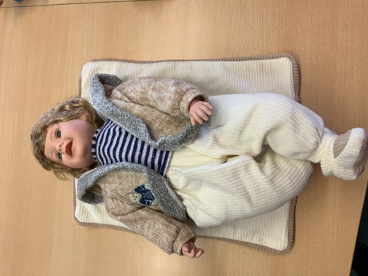  Puppe mit Decke Verschiedene, hauptsächlich Beige, Grau, Blau und Weiß