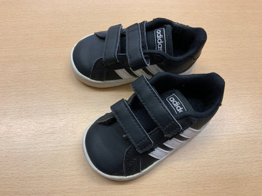Adidas Sneaker 19 Schwarz und Weiß