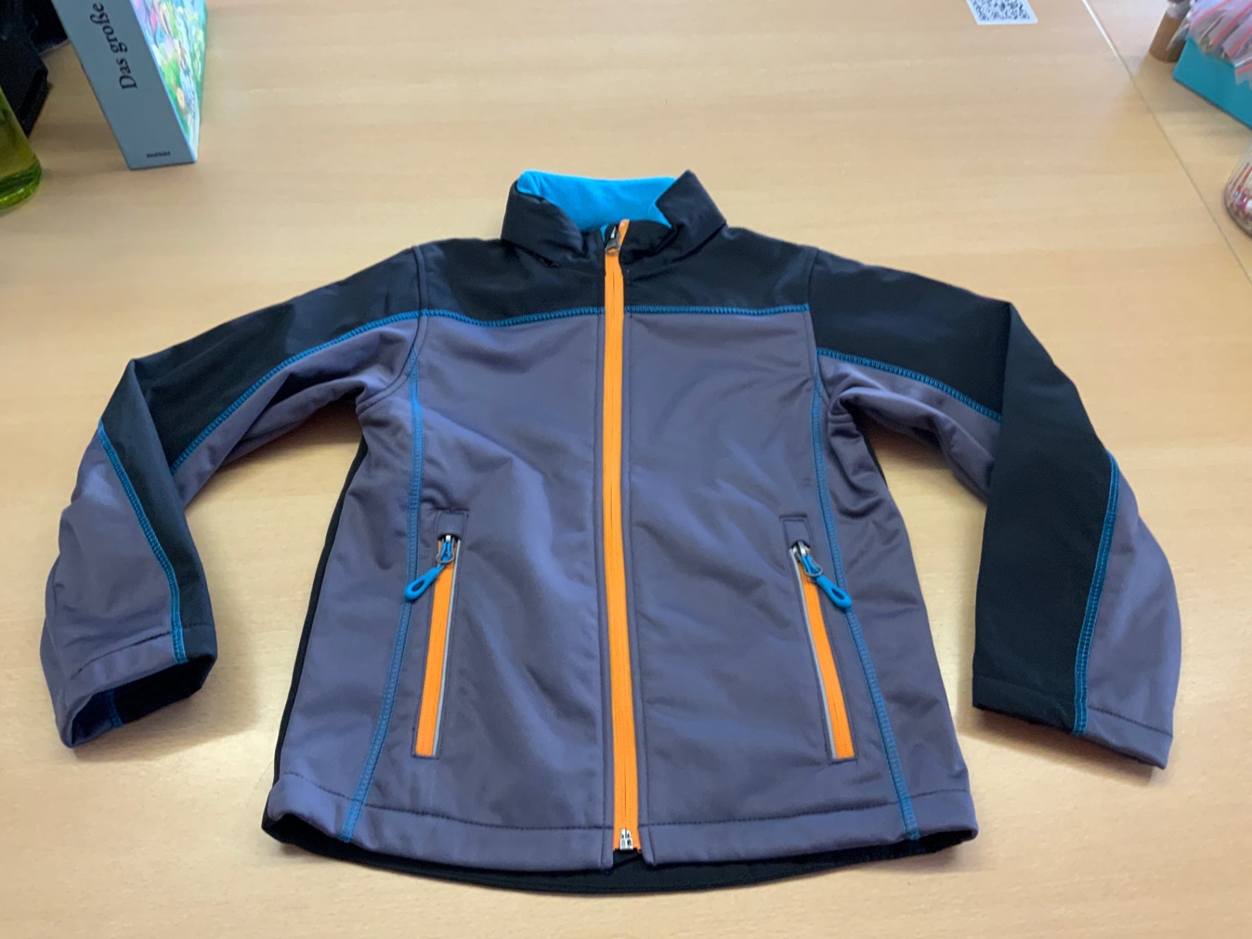  Softshelljacke 122/128 Grau mit Schwarz und Orange Akzenten