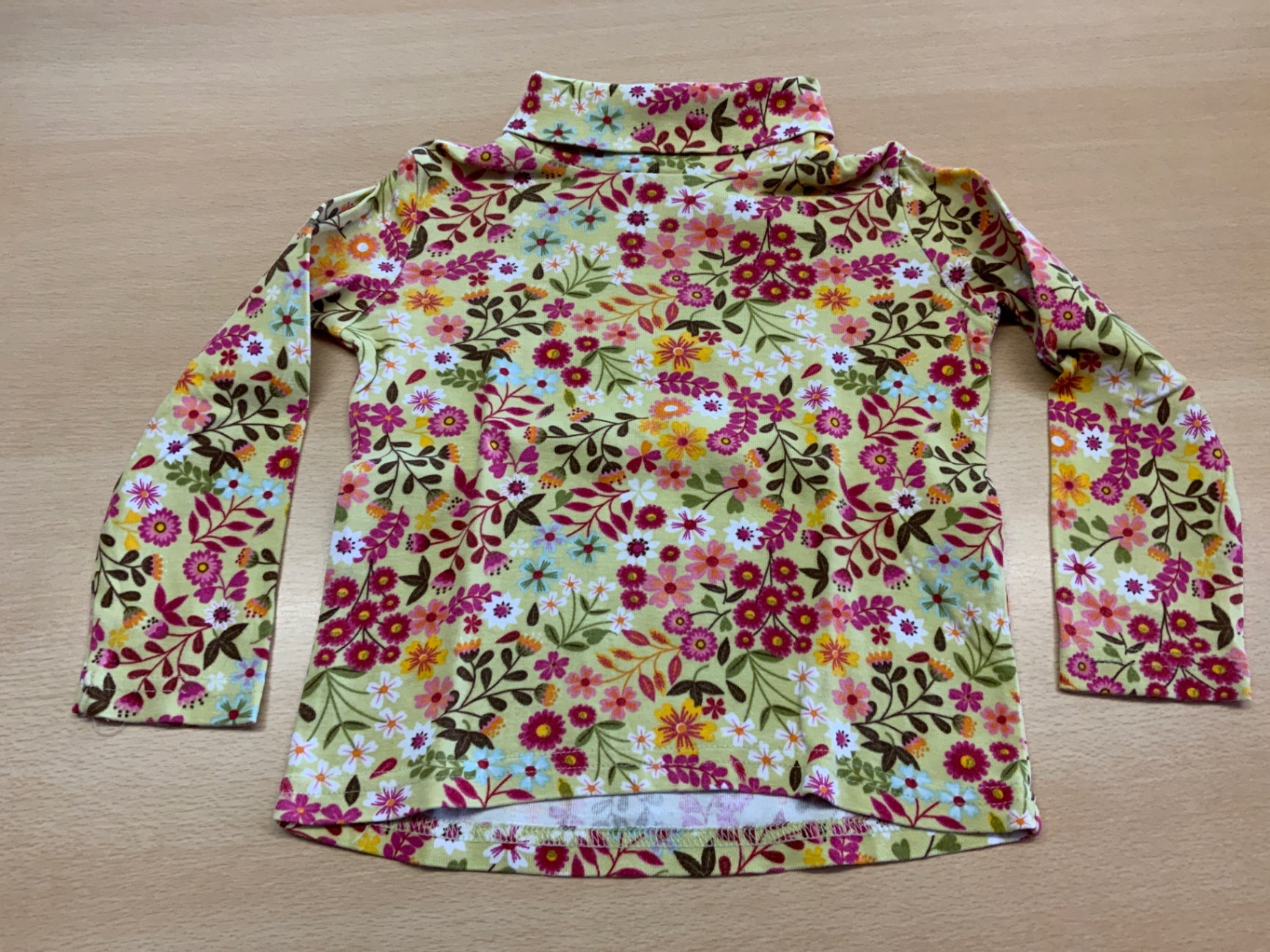 Rollkragenpullover 104 Gelb mit buntem Blumenmuster