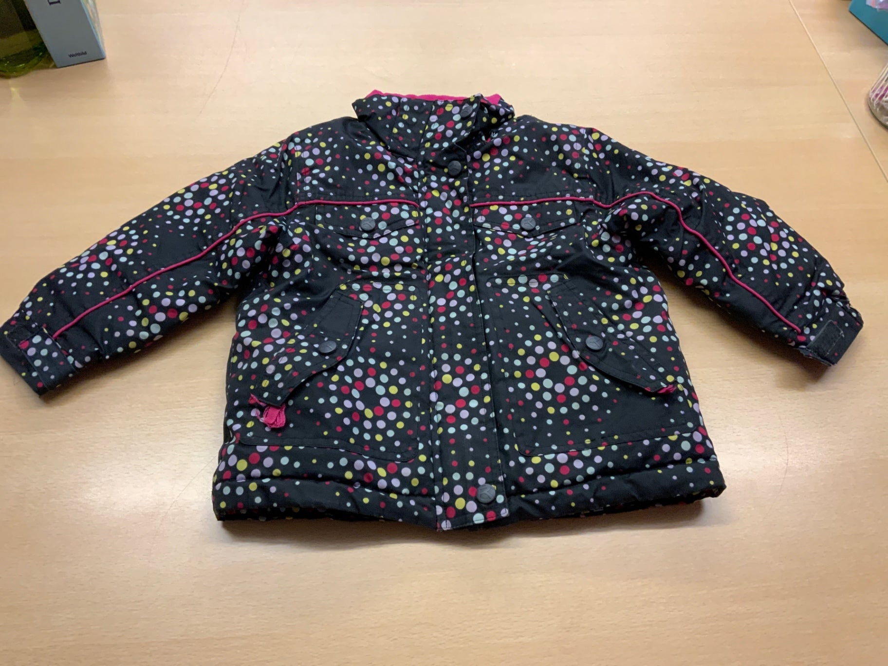 Winterjacke 98 schwarz mit bunten Tupfen