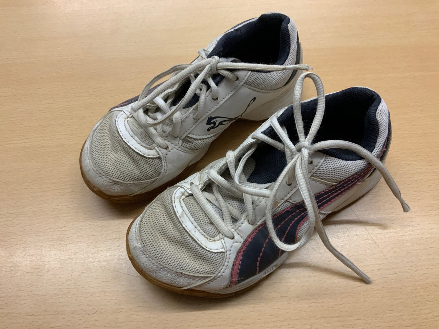 Puma Sneaker 32 Weiß und Schwarz mit Rotakzenten